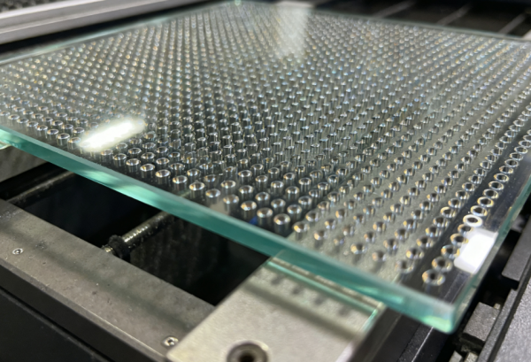 聚焦高鋁玻璃精密加工：紅外皮秒激光鉆孔設備賦能深蘇滬產(chǎn)業(yè)，超越激光彰顯品牌實(shí)力