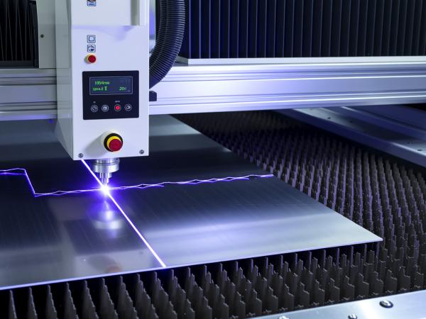 從理論到產(chǎn)線：紫外飛秒激光切割機(jī)如何賦能PET膜材制造的全場景升級(jí)